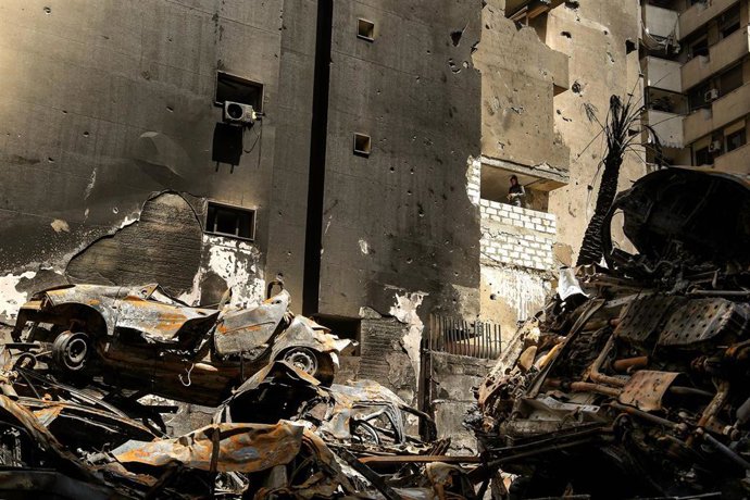 Edificio devastado por un ataque aéreo israelí masivo en Beirut