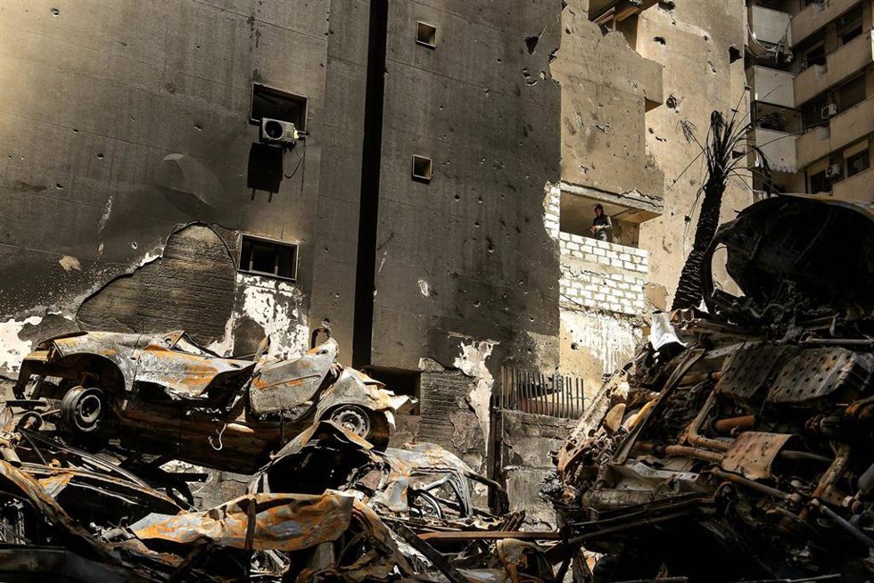Edificio devastado por un ataque aéreo israelí masivo en Beirut