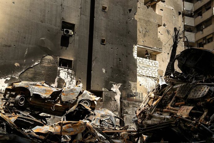 13 de abril de 2026, Beirute, Líbano: Um libanês trabalha na reparação de seu apartamento em um prédio devastado por um ataque aéreo israelense de grande magnitude em Beirute, em 8 de abril. O Líbano comemora o 51º aniversário da guerra civil, enquanto o 