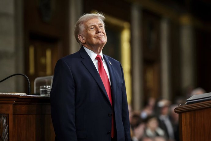 Archivo - Arquivo - 27 de fevereiro de 2026, Washington, D.C., Estados Unidos da América: O presidente dos EUA, Donald Trump, levanta-se para receber aplausos durante o discurso sobre o Estado da União perante uma sessão conjunta do Congresso no Capitólio