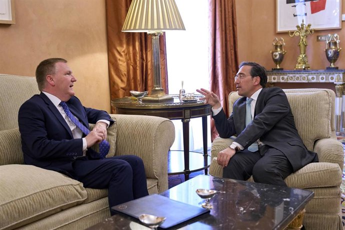 Reunión del ministro José Manuel Albares con el Comisario de la Unión Europea para la democracia, Justicia, Estado de derecho y protección al Consumidor, Michael McGrath.  Palacio de Viana, Madrid.