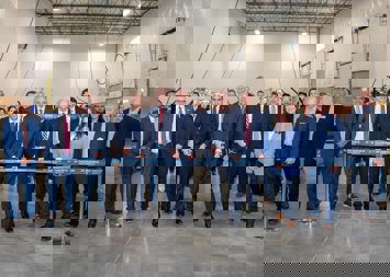 El consejero delegado de Indra, José Vicente de los Mozos, participa de la inauguración de una fábrica de radares y sistemas de comunicación en Kansas (Estados Unidos).