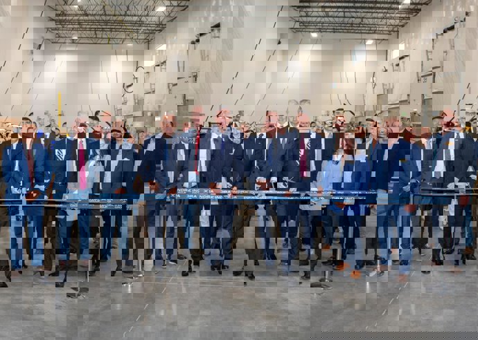 El consejero delegado de Indra, José Vicente de los Mozos, participa de la inauguración de una fábrica de radares y sistemas de comunicación en Kansas (Estados Unidos).