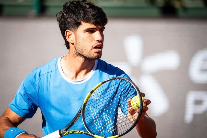 14 de abril de 2026, Espanha, Barcelona: O tenista espanhol Carlos Alcaraz em ação contra o finlandês Otto Virtanen durante a partida das oitavas de final do torneio de tênis Barcelona Open, no Real Club de Tennis Barcelona. Foto: Matthieu Mirville