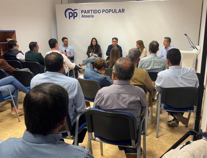 La candidata del PP de Almería al Parlamento Andaluz, Mónica Morales, junto al vicesecretario de Medio Ambiente del PP de Almería, Sergio Arjona, y el presidente del PP de Níjar, José Francisco Garrido, en el foro de Sostenibilidad y Medio Ambiente.
