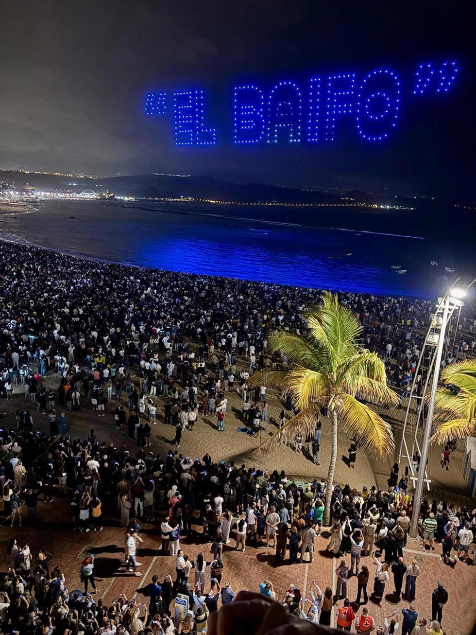 Quevedo anuncia en la playa de Las Canteras, en Las Palmas de Gran Canaria, su nuevo disco 'El Baifo'.