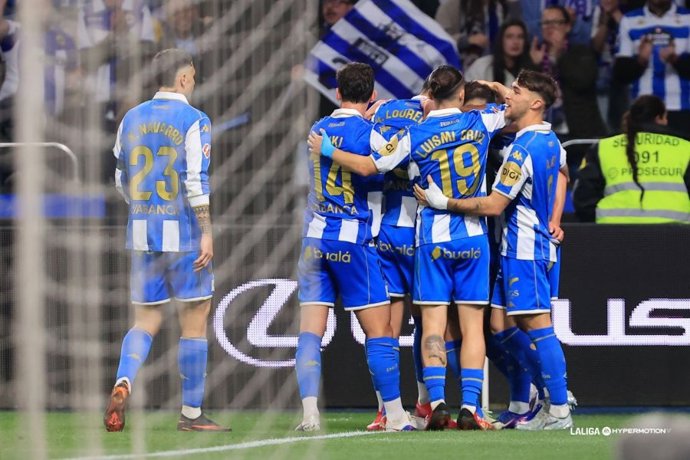 El Deportivo remonta al Mirandés y regresa a ascenso directo