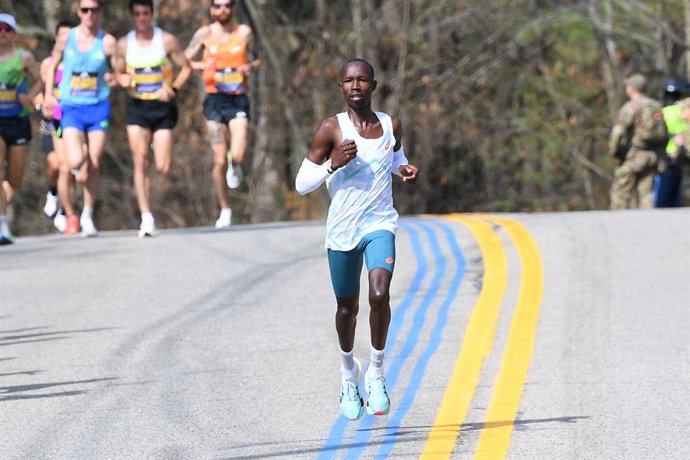 Archivo - HOPKINTON, MA - APRIL 21: John Korir of Kenya runs in the 129th Boston Marathon on April 21, 2025, in Hopkinton, MA.