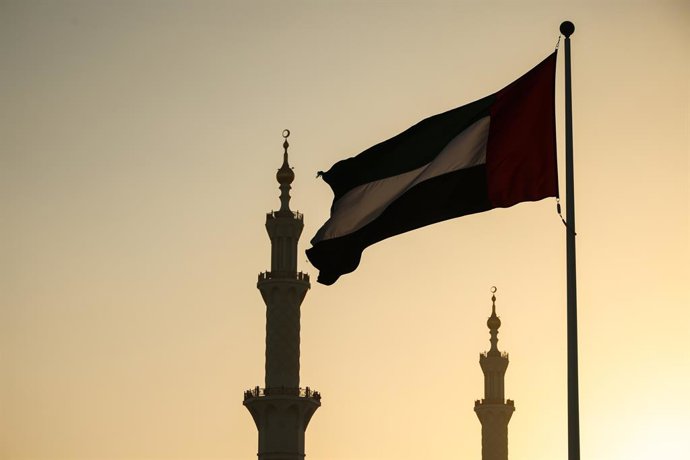 Archivo - UNITED ARAB EMIRATES, ABU DHABI - JANUARY 31, 2026: A view of a flag of the United Arab Emirates and mosque minarets