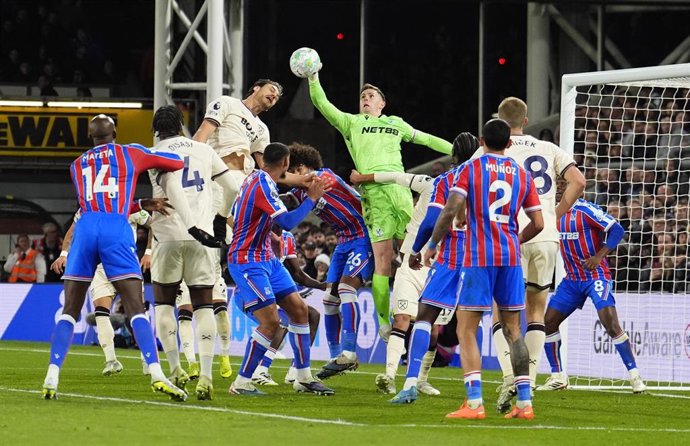 20 April 2026, United Kingdom, London: Crystal Palace goalkeeper Dean Henderson punches the ball away during the English Premier League soccer match between Crystal Palace and West Ham United at Selhurst Park. Photo: Jordan Pettitt/PA Wire/dpa