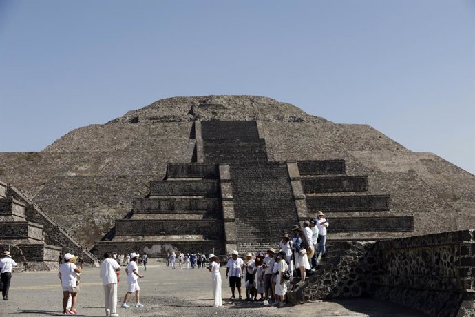Arquivo - 21 de março de 2024, Estado do México, México: Turistas visitam a Pirâmide do Sol para participar das comemorações do equinócio da primavera na zona arqueológica de Teotihuacan, no município de Teotihuacan, no Estado do México, em 21 de março de
