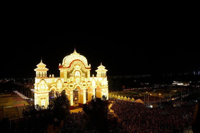 El 'alumbrao' de la portada da paso a la semana de Feria.