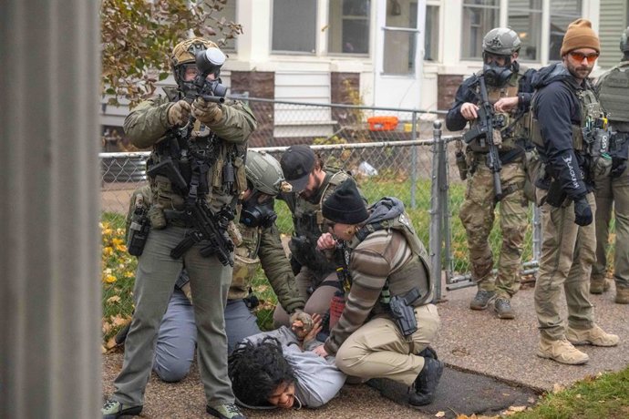 Archivo - 25 November 2025, US, St. Paul: ICE and Saint Paul Police Department officers arrest protesters on the east side of St. Paul, dispersing a large crowd with repeated tear gas use. Photo: Holden Smith/ZUMA Press Wire/dpa