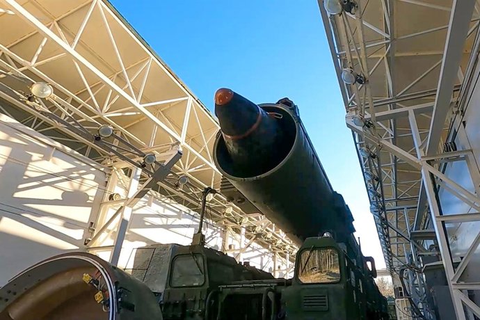 Archivo - RUSSIA - OCTOBER 22, 2025: The launch of a Yars intercontinental ballistic missile from a cosmodrome as part of a strategic nuclear forces drill led by Russian President Vladimir Putin. Video grab. Best quality available