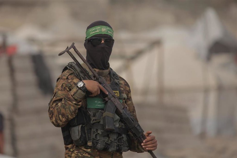 Archivo - Combatiente de Hamás en una operación conjunta en la zona este de Shujaiya, en la Franja de Gaza, para recuperar cadáveres que se creía que pertenecían a soldados israelíes