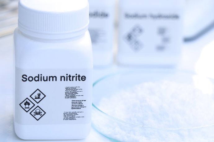 Archivo - Nitrito De Sodio En Botella, Producto Químico En El Laboratorio Y La Industria, Productos Químicos Utilizados En El Análisis.