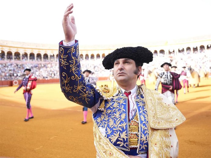 Morante de la Puebla en la décima corrida de la Feria de Sevilla, antes de ser corneado por el cuarto astado de la tarde