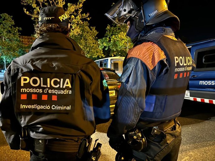 Operação em andamento dos Mossos contra uma rede de tráfico de maconha e armas em Lleida