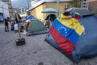 Archivo - Campamento instalado por madres y familiares de presos políticos en Venezuela, quienes desde el 8 de enero duermen en tiendas de campaña y sobre colchones a la espera de que sus seres queridos salgan en libertad