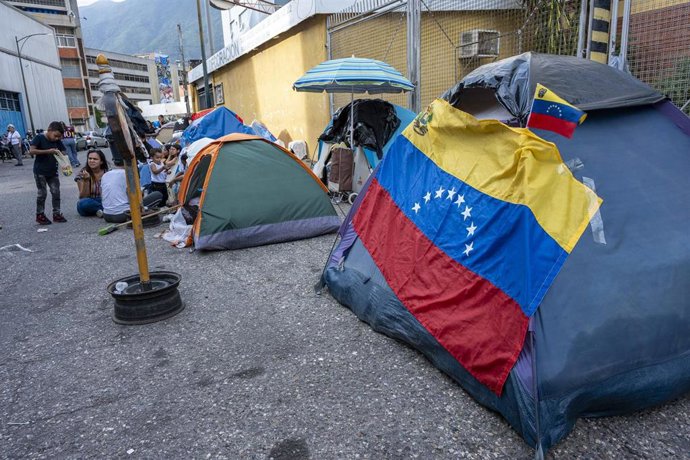 Archivo - Campamento instalado por madres y familiares de presos políticos en Venezuela, quienes desde el 8 de enero duermen en tiendas de campaña y sobre colchones a la espera de que sus seres queridos salgan en libertad