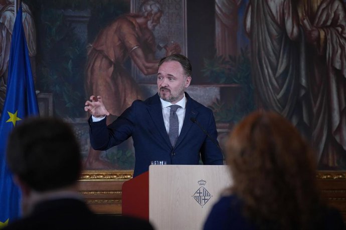 El comisario europeo de Energía y Vivienda Dan Jorgensen, ofrece declaraciones a los medios tras una reunión en el Ayuntamiento de Barcelona este lunes en Barcelona