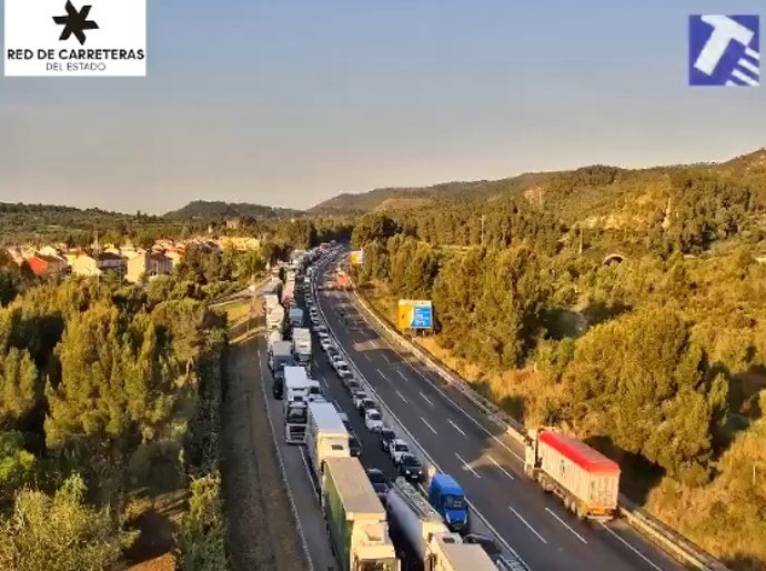 Un camión volcado corta la AP-7 en Santa Oliva (Tarragona) en sentido Barcelona