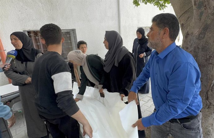 Palestinos junto a un muerto a causa de un ataque del Ejército de Israel contra la Franja de Gaza en abril de 2026, a pesar del alto el fuego en vigor desde octubre de 2025 (archivo)