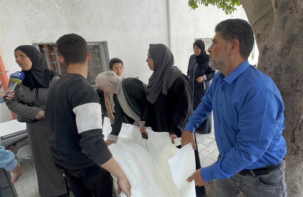 Palestinos junto a un muerto a causa de un ataque del Ejército de Israel contra la Franja de Gaza en abril de 2026, a pesar del alto el fuego en vigor desde octubre de 2025 (archivo)