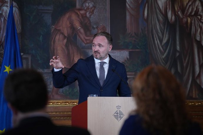 O comissário europeu para a Energia e a Habitação, Dan Jorgensen, presta declarações à imprensa após uma reunião na Prefeitura de Barcelona, em 20 de abril de 2026, em Barcelona, Catalunha (Espanha). Jorgensen viajou para a Espanha para abordar a questão 