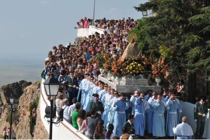 Archivo - Cáceres celebra este martes la Bajada de la Virgen de la Montaña, que se adelanta un día por la acumulación de eventos