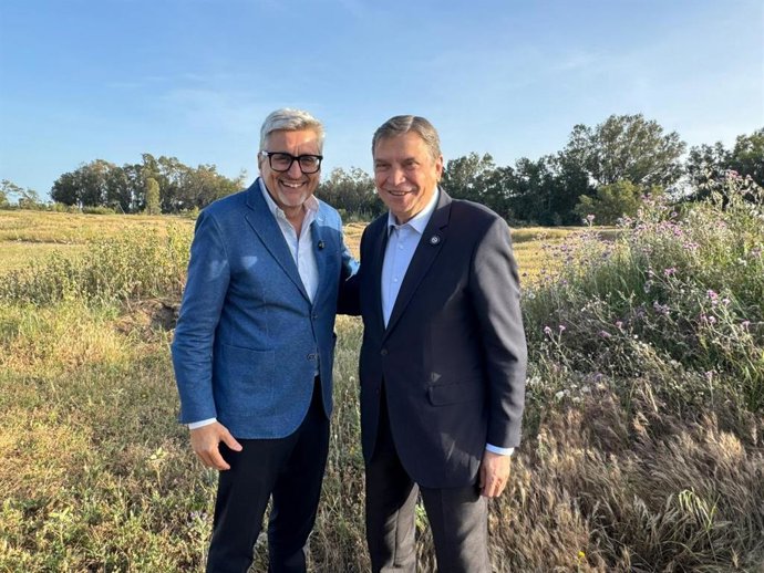 El secretario general del PSOE de Málaga, Josele Aguilar, y el ministro de Agricultura, Pesca y Alimentación, Luis Planas