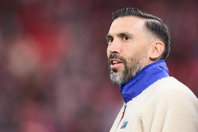 Archivo - Eder Sarabia head coach of Elche CF looks on during the LaLiga EA Sports match between Athletic Club and Elche CF at San Mames on February 20, 2026, in Bilbao, Spain.