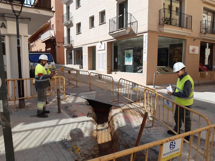 Obreros trabajan en la renovación de la red eléctrica en Andratx.