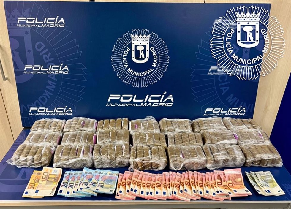 Droga y dinero en efectivo incautada a un conductor de VTC en Fuencarral-El Pardo