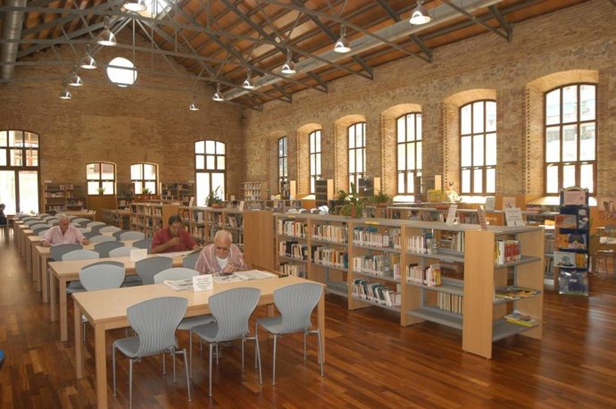 Archivo - Imagen de la biblioteca La Petxina de València.