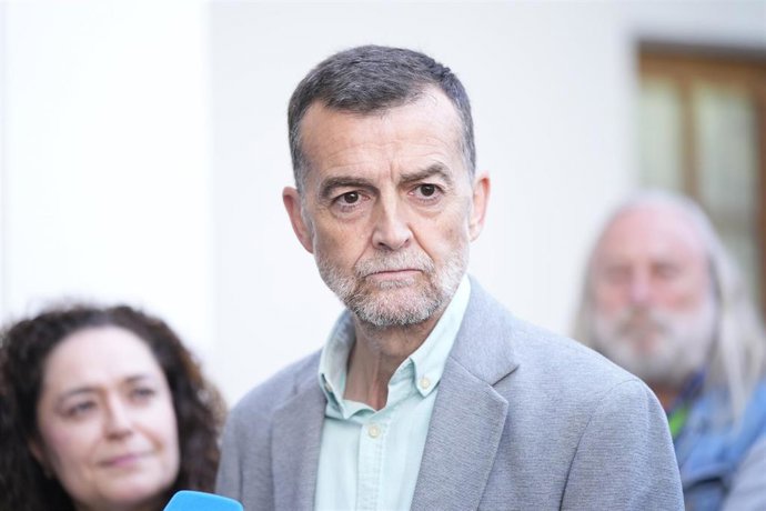 El coordinador federal de Izquierda Unida y candidato de Por Andalucía a la presidencia de la Junta de Andalucía, Antonio Maíllo, atiende a los medios de comunicación.