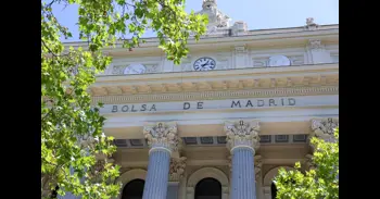 L'Ibex 35 puja un 0,3% en l'obertura i supera els 18.300 punts, amb el Brent en 95 dòlars
