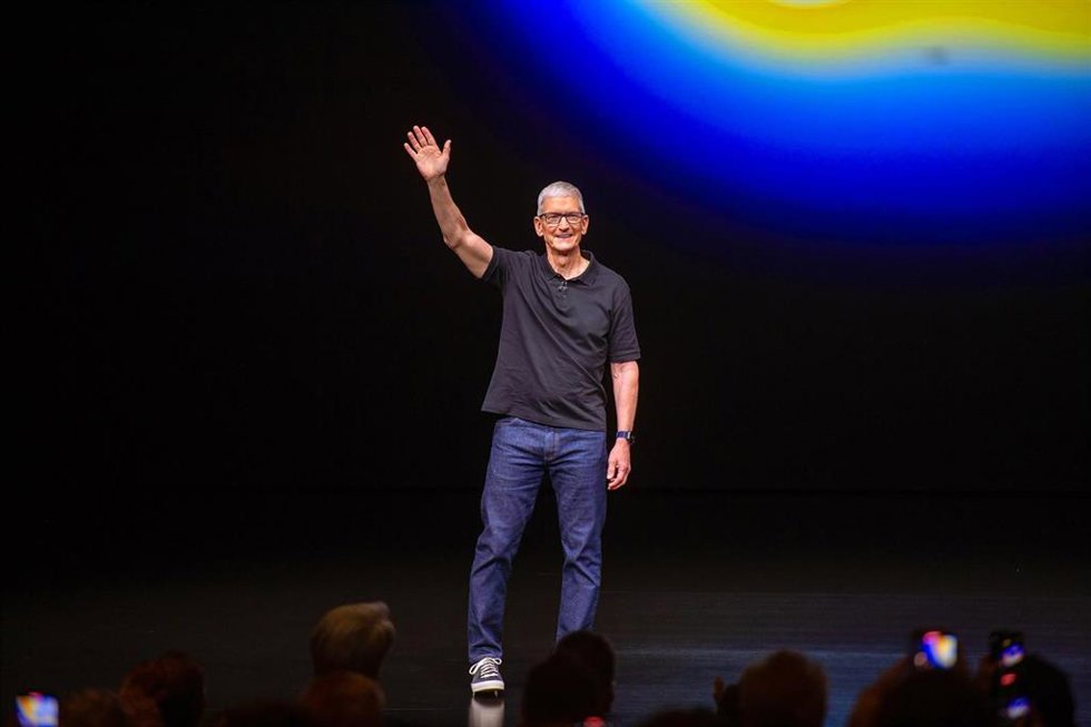 Archivo - 09 September 2025, US, Cupertino: Apple CEO Tim Cook attends the presentation of new iPhone models. Photo: Andrej Sokolow/dpa