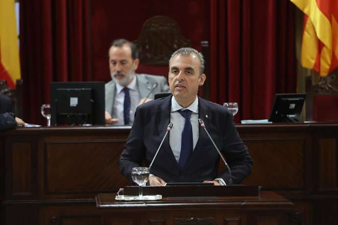 Archivo - El conseller de Educación del Govern balear, Toni Vera, interviene durante un debate de presupuestos autonómicos en el Parlament 