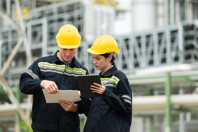 Archivo - Imagen de archivo de dos operadores