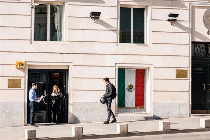 Varias personas frente a la Embajada de México, a 20 de abril de 2026, en Madrid (España). Hoy arranca de forma presencial la regularización extraordinaria de migrantes impulsada por el Gobierno