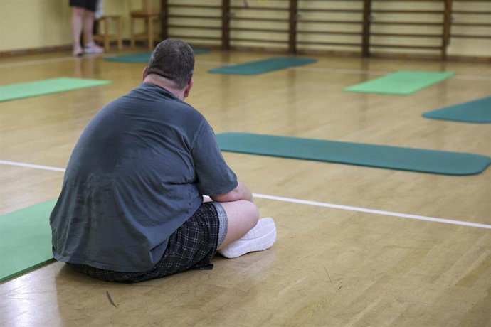 Archivo - Imagen de recurso de un hombre con obesidad. 