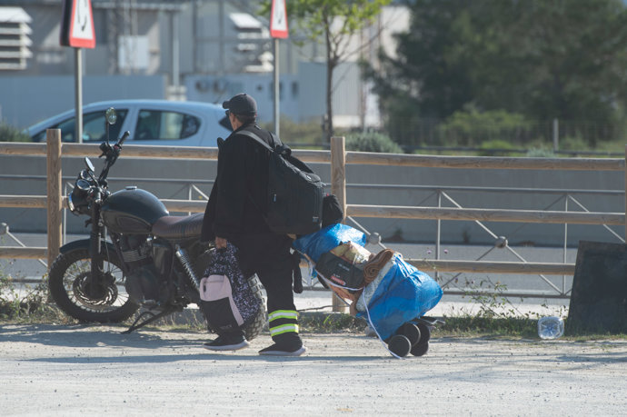 Habitantes del campamento durante el desalojo del campamento chabolista de Sa Jovería, a 21 de abril de 2026, en Ibiza, Baleares (España).