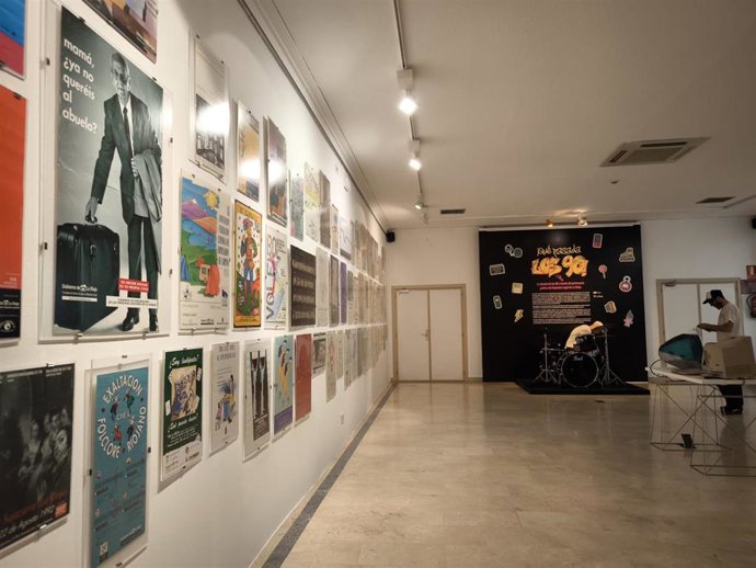 Exposición '¡Qué pasada los 90! en la Biblioteca de La Rioja