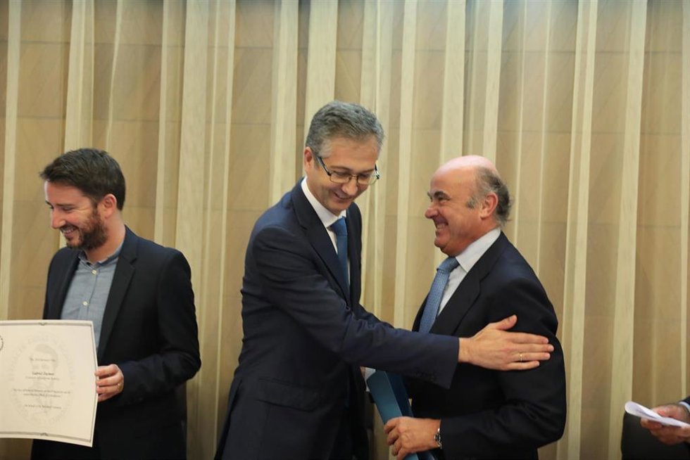 Archivo - (I-D) El profesor de Economía de la Universidad de California en Berkeley, Gabriel Zucman con el diploma recibido por el `Premio Bernácer de Economía 2018´; el gobernador del Banco de España, Pablo Hernández de Cos y el vicepresidente del Banco 