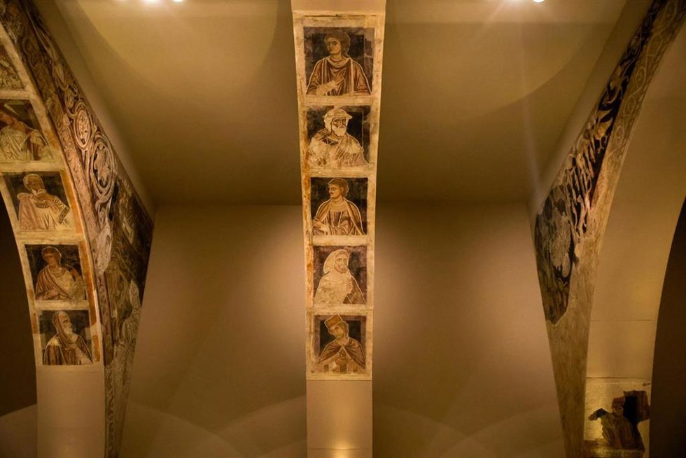 Archivo - Detalle de las pinturas murales del Monasterio de Sijena expuestas en el Museu Nacional d’Art de Catalunya (MNAC)