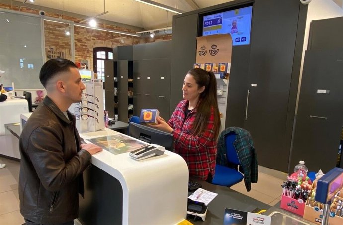 Correos comercializa las balizas V16 de la DGT.