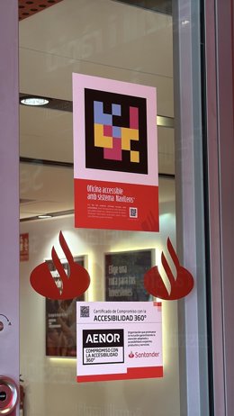 Banco Santander implanta NaviLens en sus oficinas para facilitar el acceso autónomo a personas con discapacidad visual