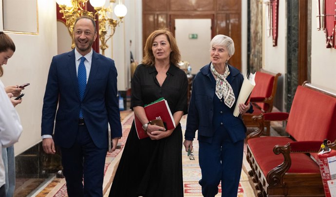 La Presidenta del Congreso de los Diputados, Francina Armengol (c), y el vicepresidente primero del Congreso de los Diputados, Alfonso Rodríguez Gómez de Celis (i).