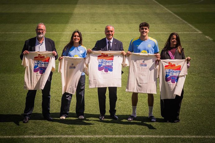 Presentación de la camiseta del Barça y Òmnium con motivo de la celebración de Sant Jordi